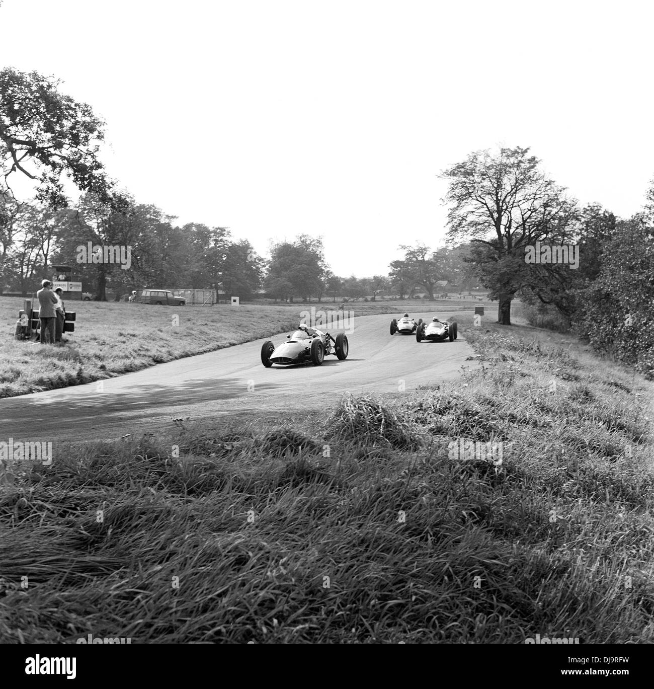 Ein BRM führt einen Cooper in der VII International Gold Cup, Oulton Park, England 23. September 1960. Stockfoto