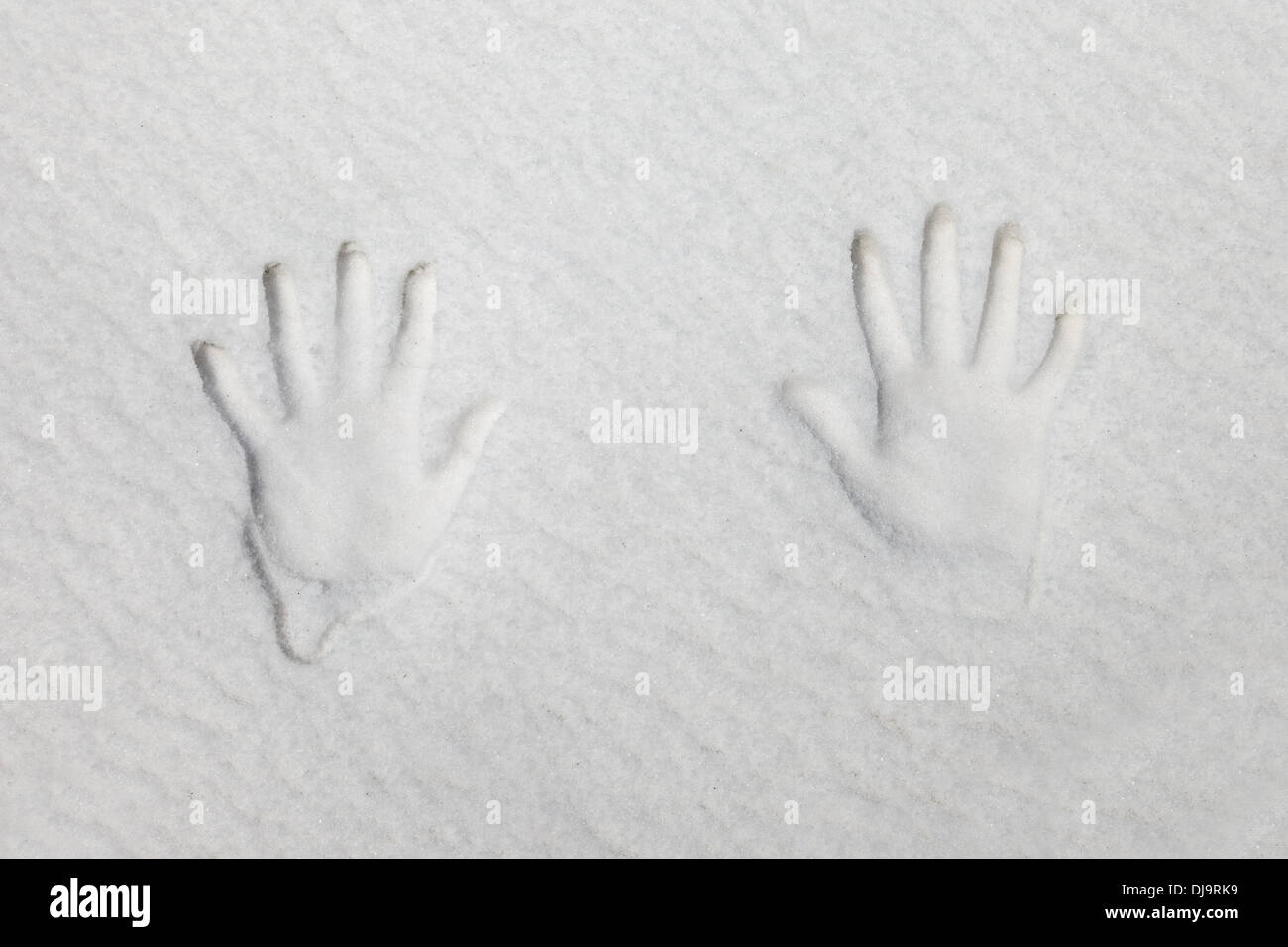 Schnee mit ein paar Handabdrücke Stockfoto