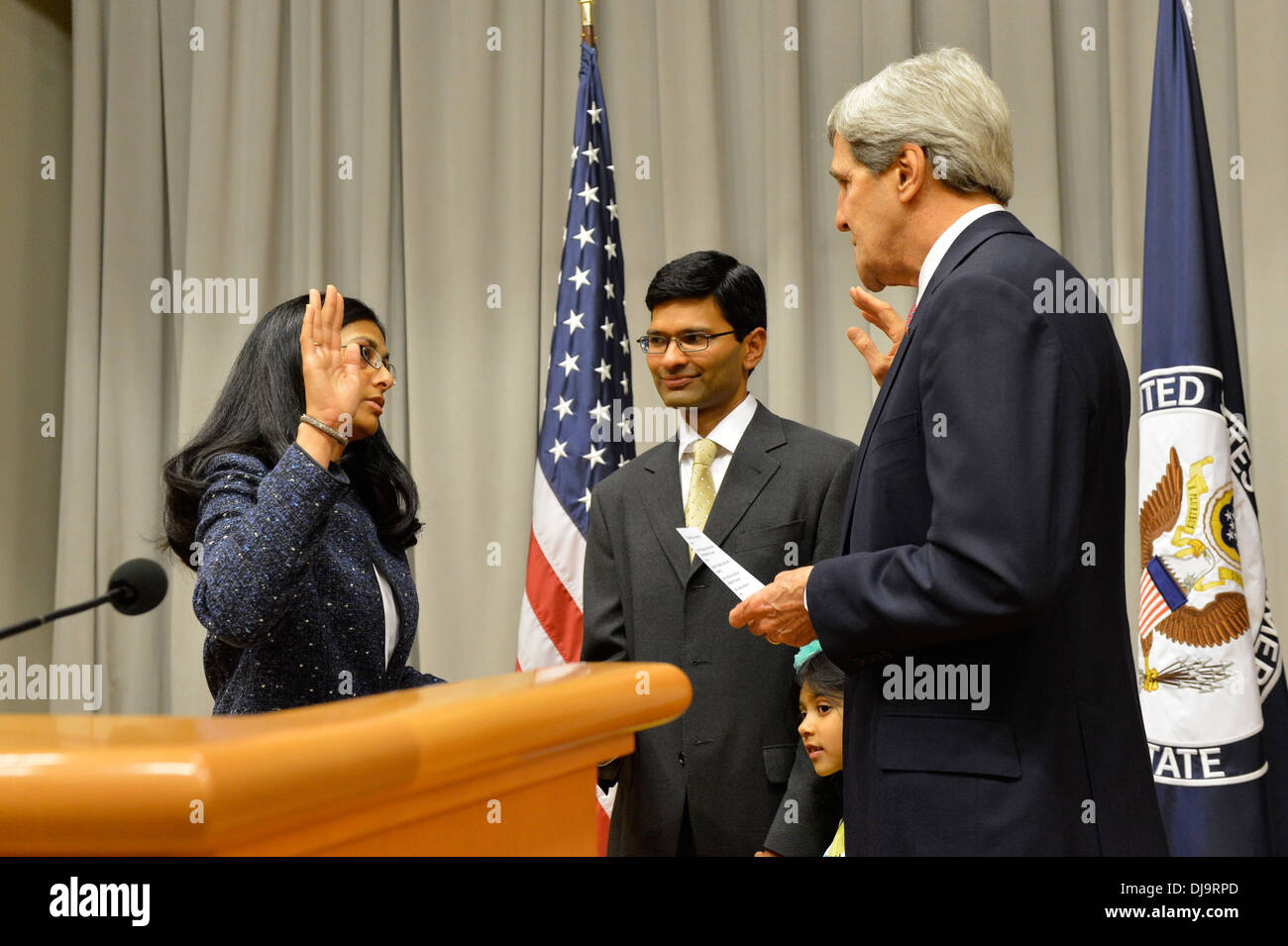 Secretary Kerry schwört in Assistant Secretary Biswal Stockfoto