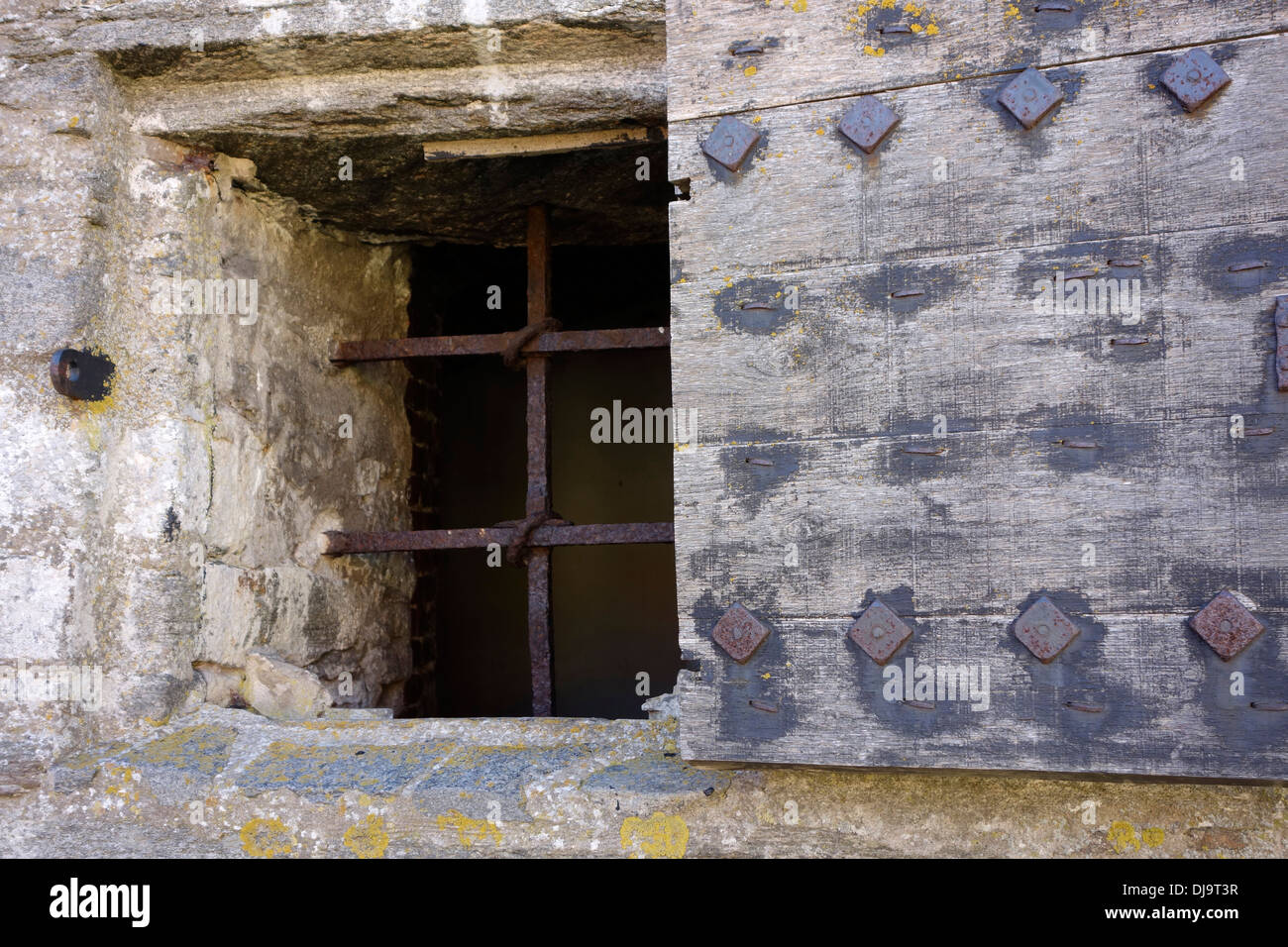 Entblößten Dungeon-Fenster auf Steinmauer Stockfoto