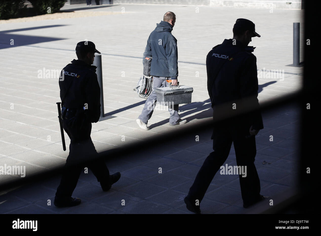 Madrid, Spanien. 25. November 2013. Die Schlosser ist Scorted von der nationalen Polizei während der Ankunft zu Veronikas nach Hause. Veronica Ariza und ihr Ehemann Ivan Sandoval sind arbeitslos, kümmern sich um drei Kinder im Alter von 2, 6 und 7 Jahre alt und das einzige Einkommen ist eine staatliche Leistung von 440 Euro ($594). Sie nicht mehr bezahlen ihre Bankia Bank Wohnung vermieten 15 Monaten nach Sandoval seinen Job verloren und sind nun in der Schuld von 12.000 Euro ($16.210). : Bildnachweis Rodrigo Garcia/NurPhoto: Rodrigo Garcia/NurPhoto/ZUMAPRESS.com/Alamy Live-Nachrichten Stockfoto