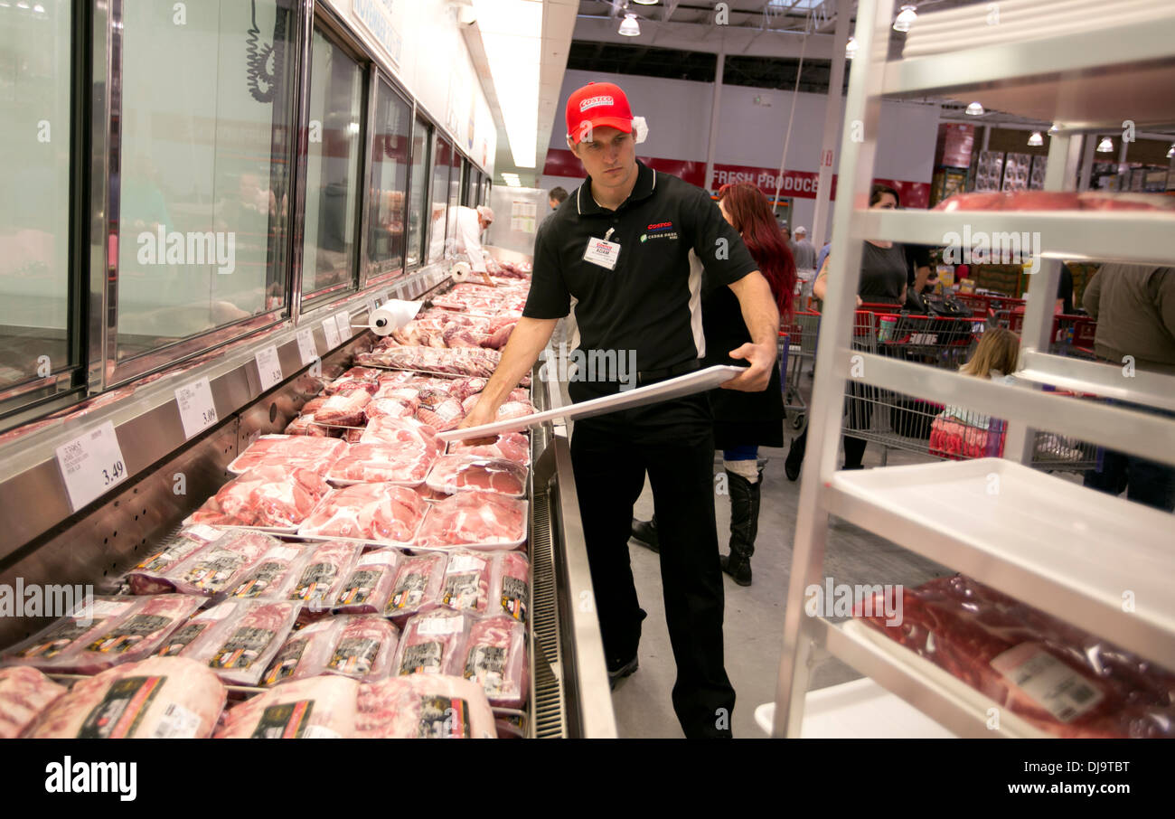 Mitarbeiter Aktien verpackten Frischfleisch an im neu eröffneten COSTCO Warehouse Store in Cedar Park, Texas Stockfoto
