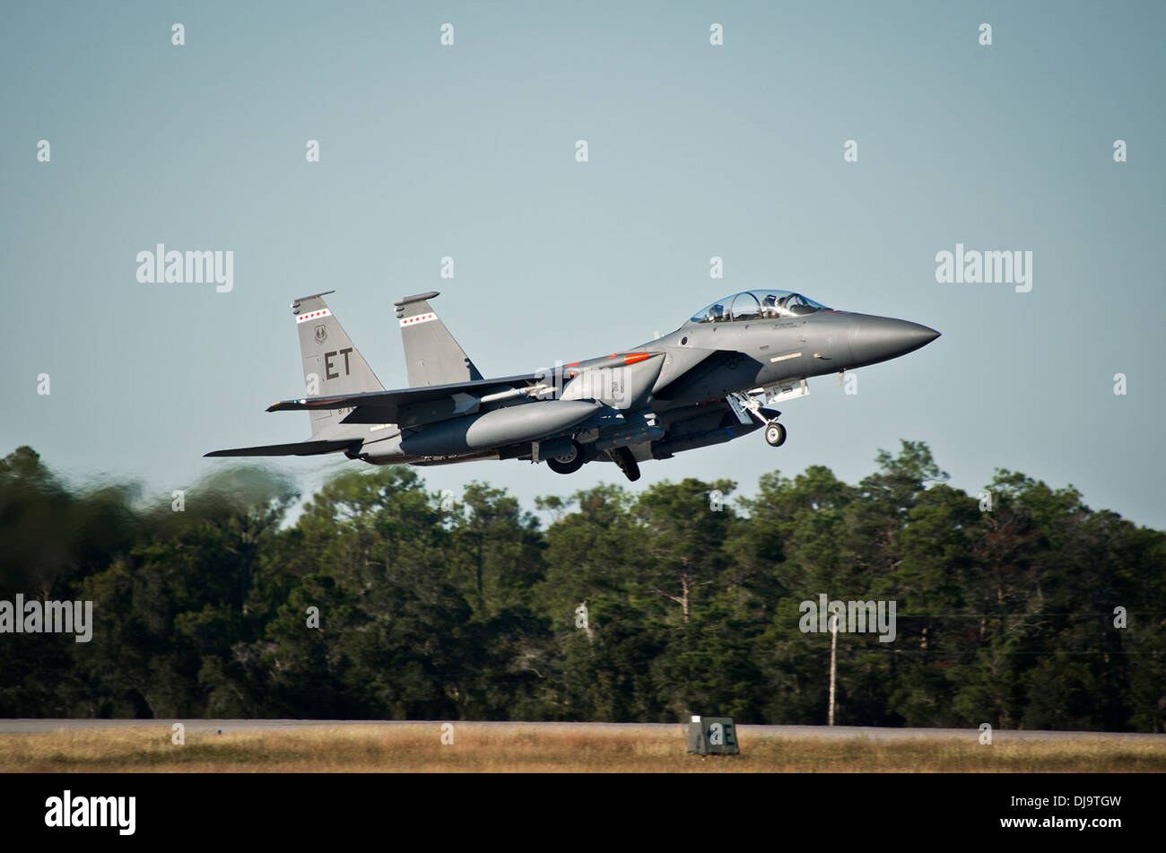 Eine f-15 aus der 40. Flight Test Squadron zieht für einen Training-Ausfall von Eglin Air Force Base, Florida 40. FTS ist verantwortlich für Entwicklungsstörungen Flugerprobung für f-15, f-16 s und A-10s für die 96. Test-Flügel. Stockfoto