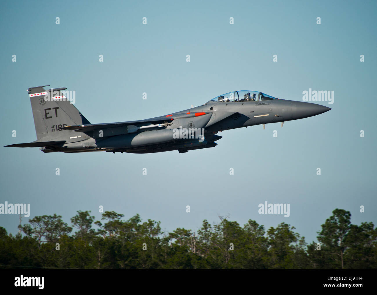 Eine f-15 aus der 40. Flight Test Squadron zieht für einen Training-Ausfall von Eglin Air Force Base, Florida 40. FTS ist verantwortlich für Entwicklungsstörungen Flugerprobung für f-15, f-16 s und A-10s für die 96. Test-Flügel. Stockfoto