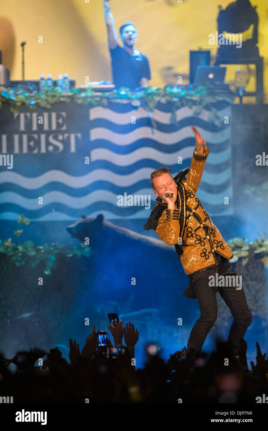 Miami, Florida, USA. 24. November 2013. MACKLEMORE und RYAN LEWIS treten bei American Airlines Arena in Miami, wo die Show, die AMAs live gegangen. Bildnachweis: Jason Koerner/ZUMAPRESS.com/Alamy Live-Nachrichten Stockfoto