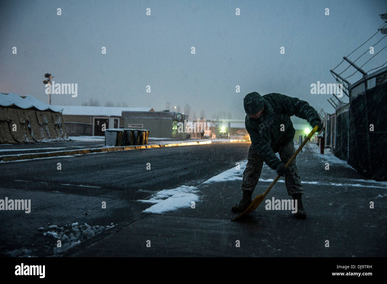 Staff Sgt Christopher Hampton, 376th Expeditionary Praxisgemeinschaft Medizintechniker, Schaufeln Schnee während ein Schneefall am frühen Morgen, 20. November 2013, Transit Center am Manas, Kirgisistan. Es schneite drei Zoll und war der schwerste Schneefall so weit auf die Stockfoto