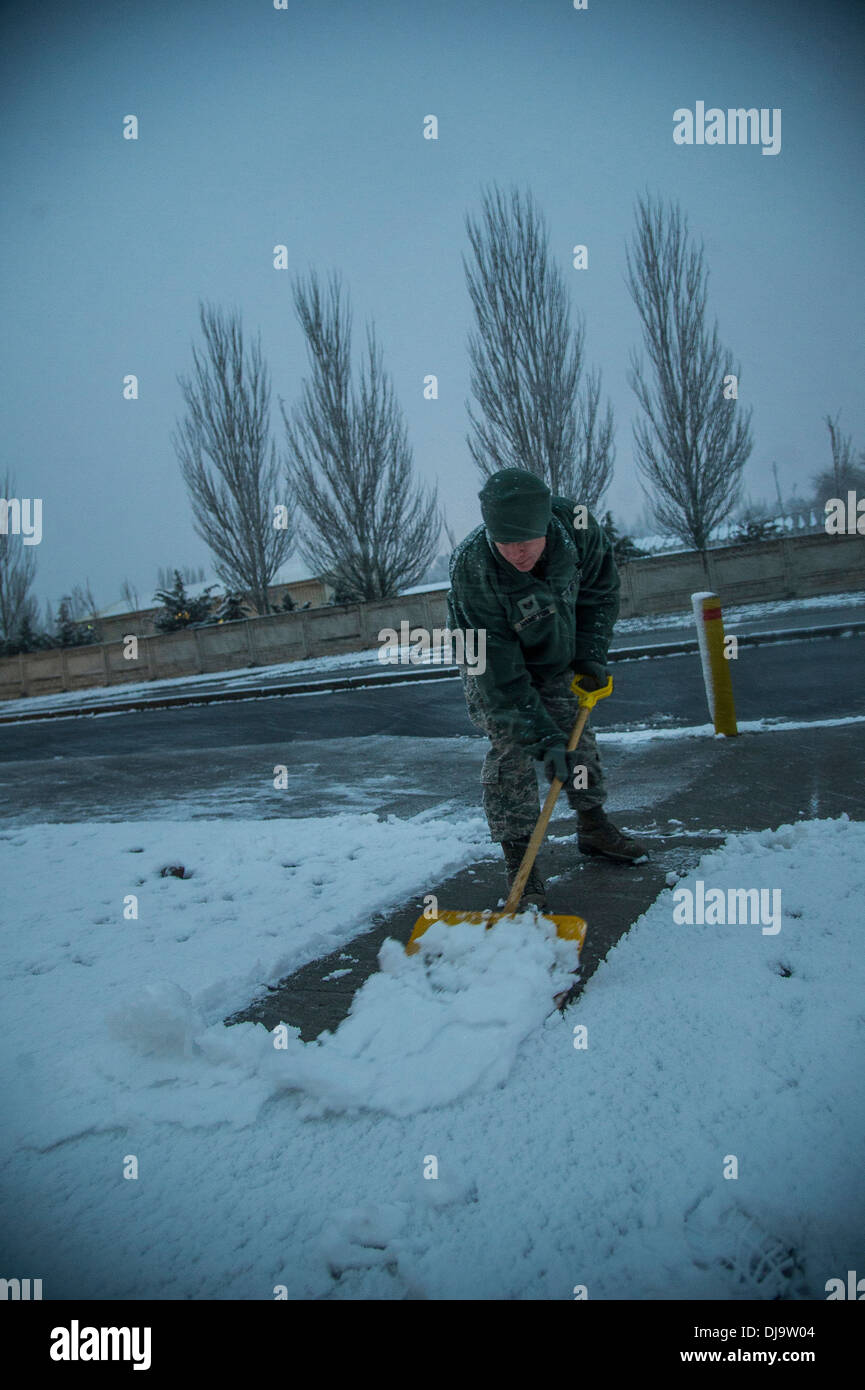 Staff Sgt Christopher Hampton, 376th Expeditionary Praxisgemeinschaft Medizintechniker, Schaufeln Schnee während ein Schneefall am frühen Morgen, 20. November 2013, Transit Center am Manas, Kirgisistan. Es schneite drei Zoll und war der schwerste Schneefall so weit auf die Stockfoto