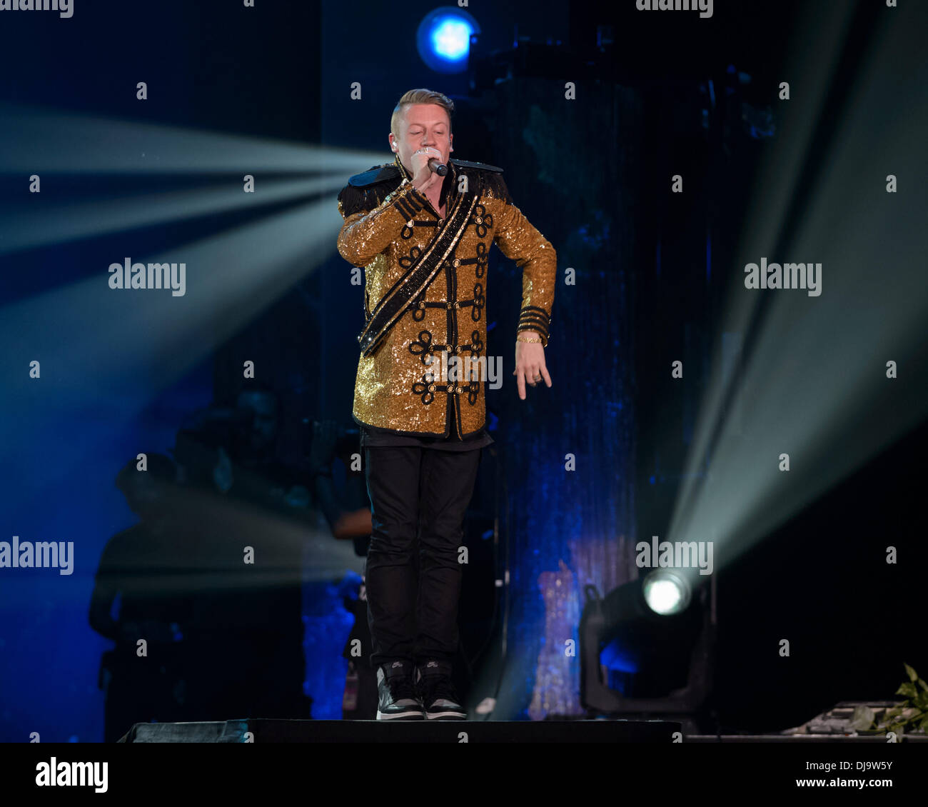 Miami, Florida, USA. 24. November 2013. Rap-Künstler BEN HAGGERTY aka Macklemore als Macklemore und Ryan Lewis auf der Bühne treten bei American Airlines Arena in Miami, wo die Show, die AMAs live gegangen. Bildnachweis: Jason Koerner/ZUMAPRESS.com/Alamy Live-Nachrichten Stockfoto