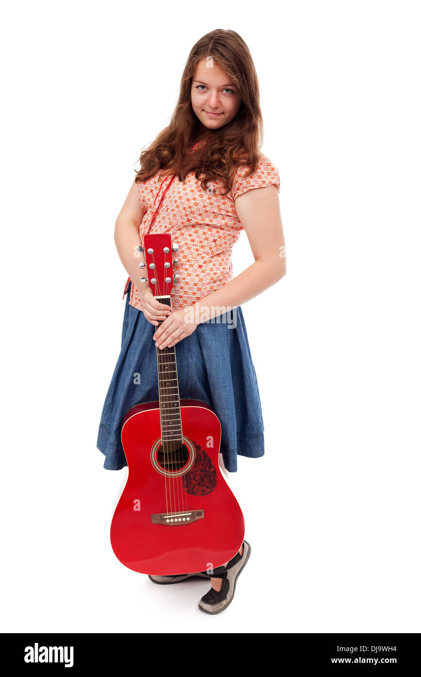 Teen Mädchen steht mit Akustik-Gitarre - isoliert Stockfoto