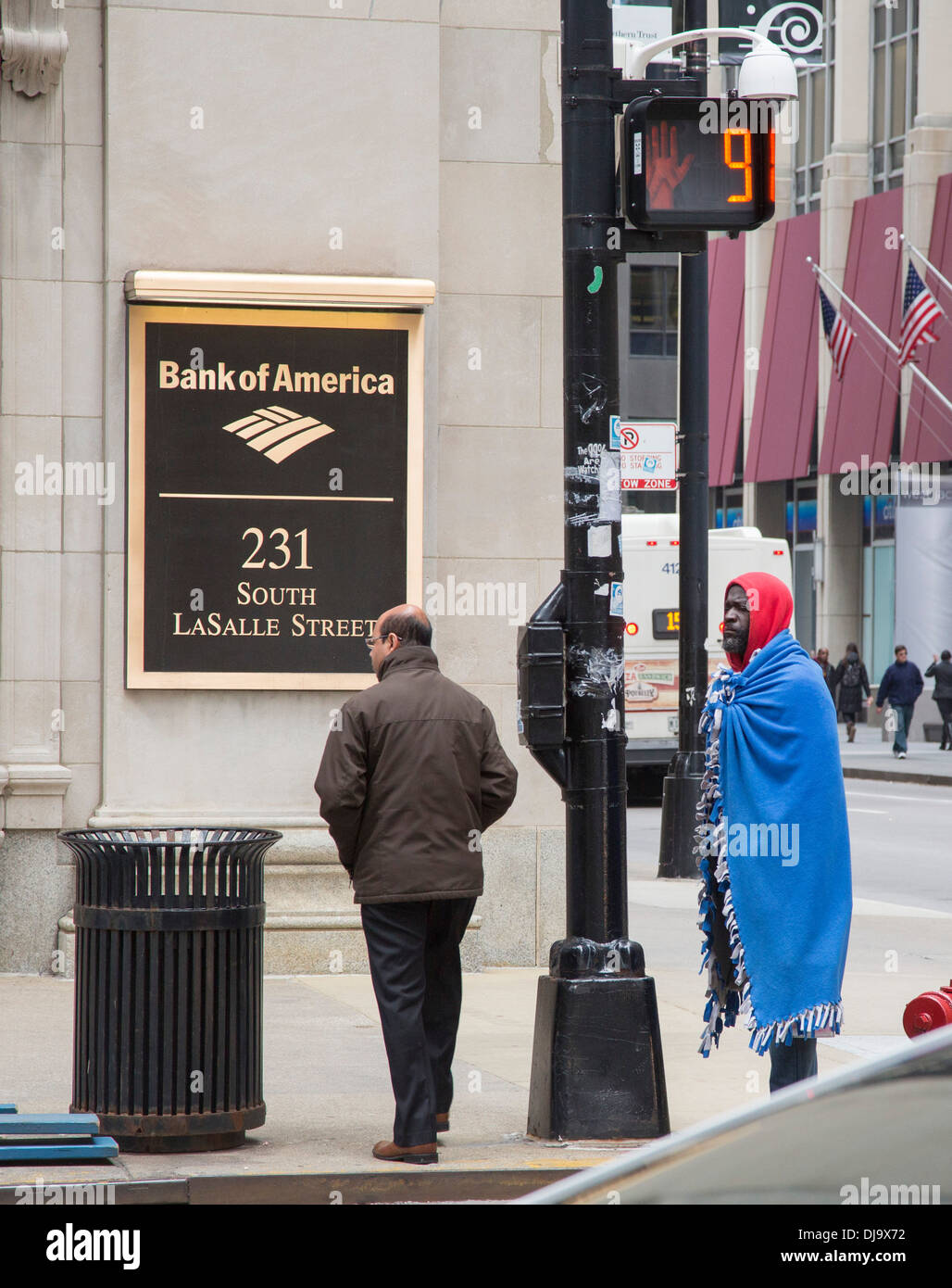 Chicago, Illinois - ein Obdachloser, eingewickelt in eine Decke außerhalb der Bank of America im Finanzdistrikt Chicagos. Stockfoto