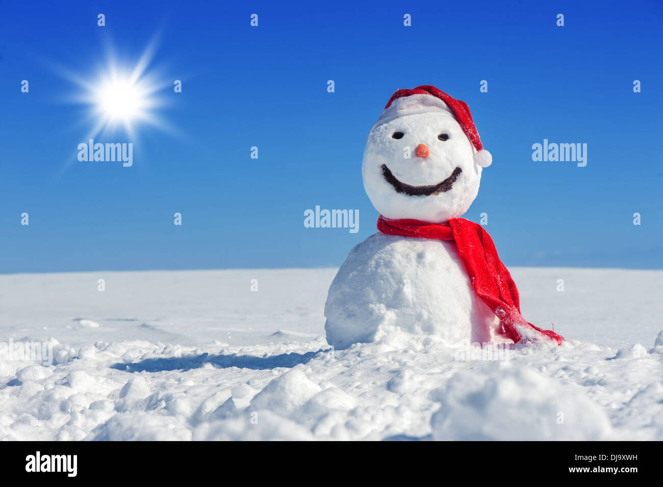 Schneemann auf blauen Himmelshintergrund Stockfoto