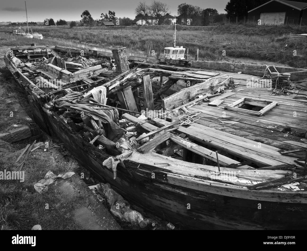 Verlassene Boot auf dem Fluss Crouch in Battlesbridge, Essex. Das Dorf ist bekannt für es Geschäfte Antiquitäten. Stockfoto