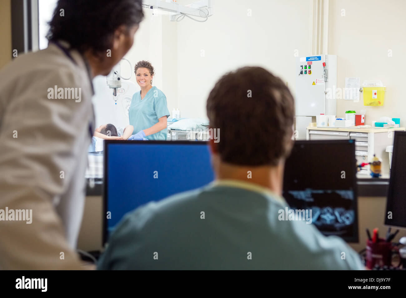 Ärzteteam im CT-Scan-Labor Stockfoto