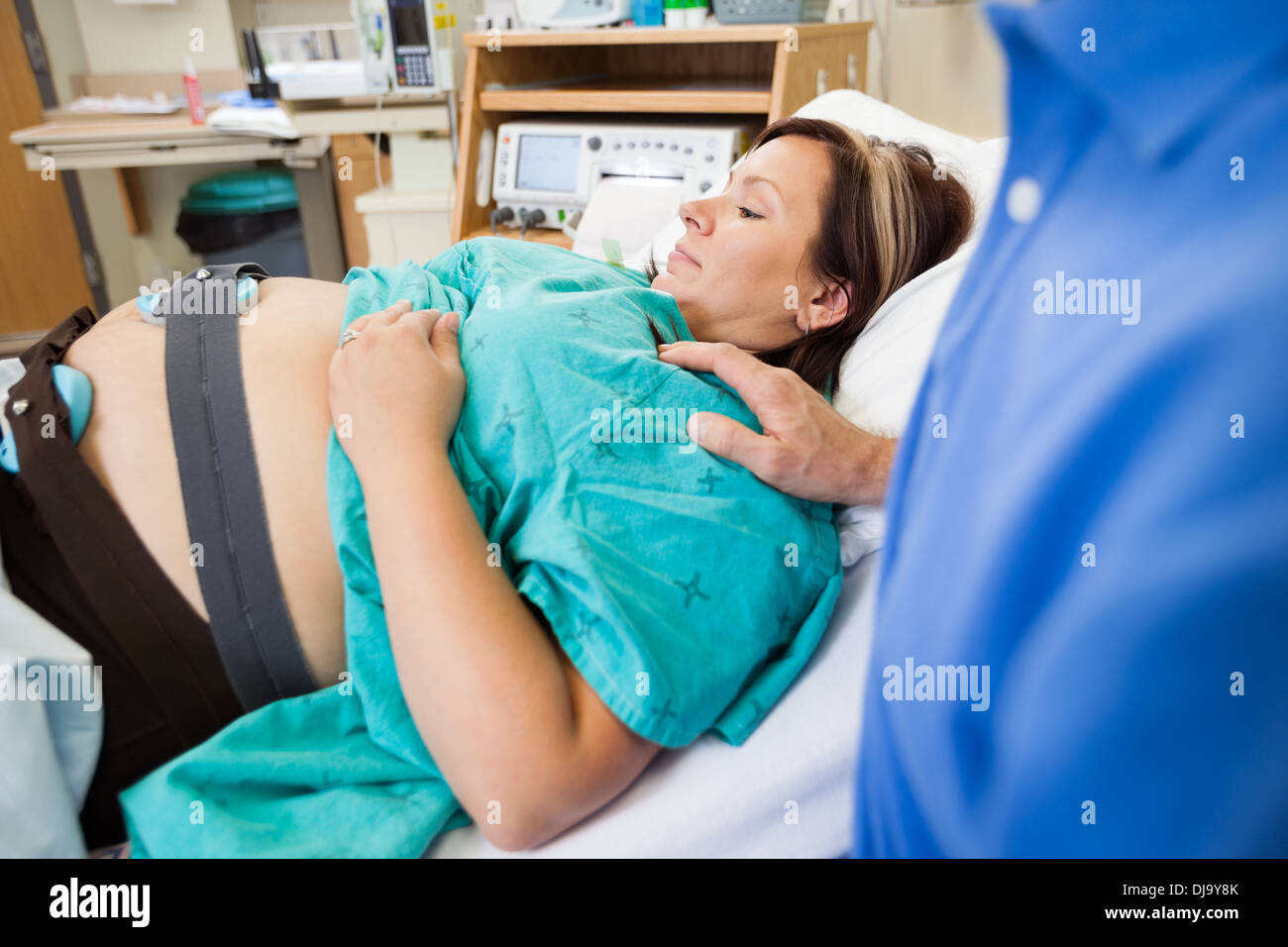 Geburt Mutter mit fetalen Monitor Stockfoto