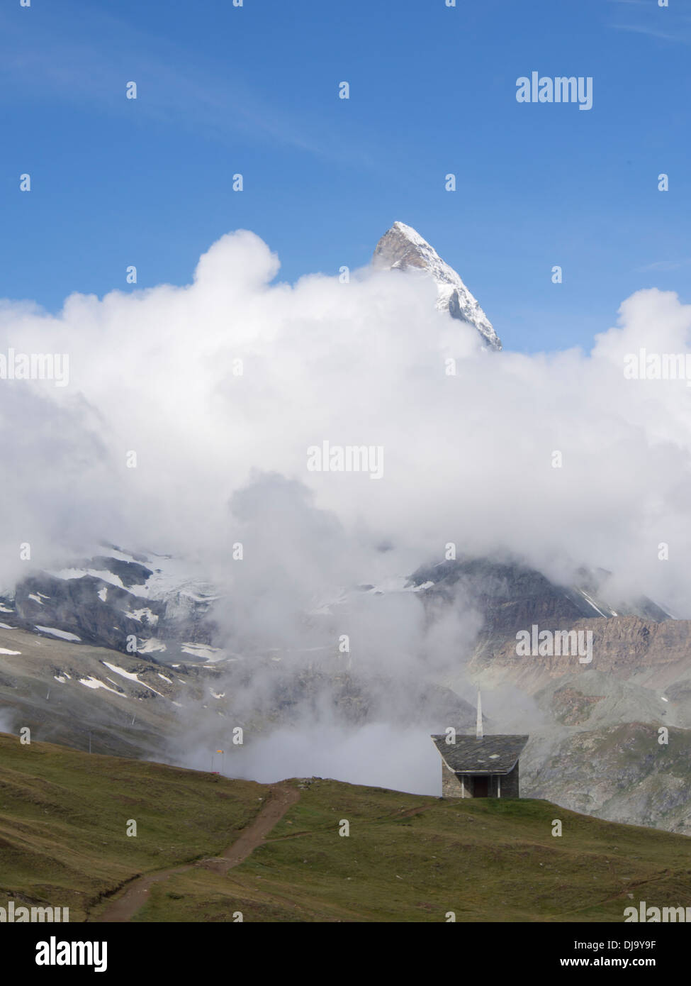 Matterhorn Gipfel aus Wolken, Kapelle und Fußweg auf Riffelberg in der Nähe von Zermatt Schweiz in den Schweizer Hochalpen Stockfoto