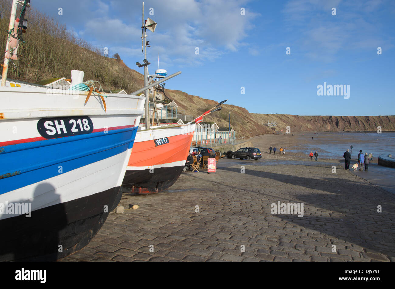Traditionelle Küstenfischerei Boote bekannt als Cobles auf der Slipanlage an der Küste Badeort Filey Stockfoto