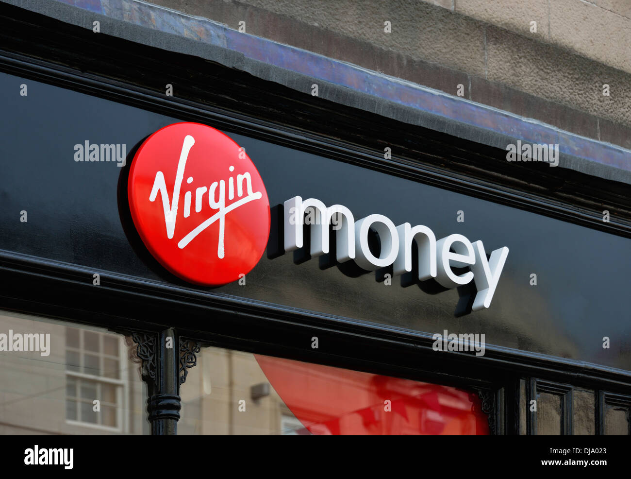 Virgin Money Logo. Stricklandgate, Kendal, Cumbria, England, Vereinigtes Königreich, Europa. Stockfoto