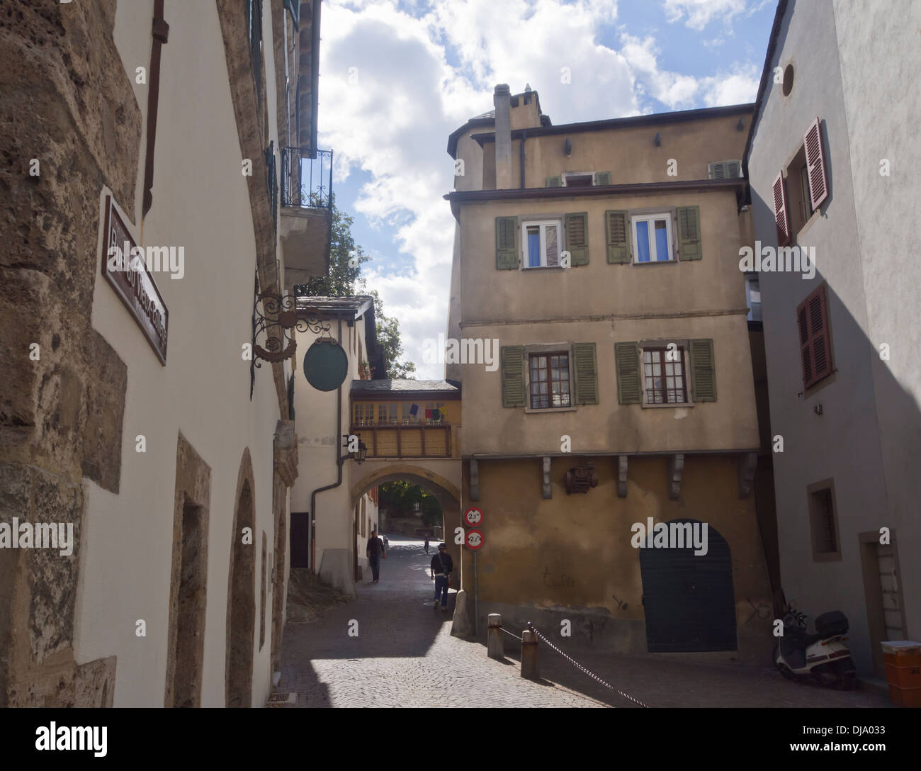 Enge Straße, bergauf, Steg Passage und alten Häusern im Schweizerischen Sion Stockfoto