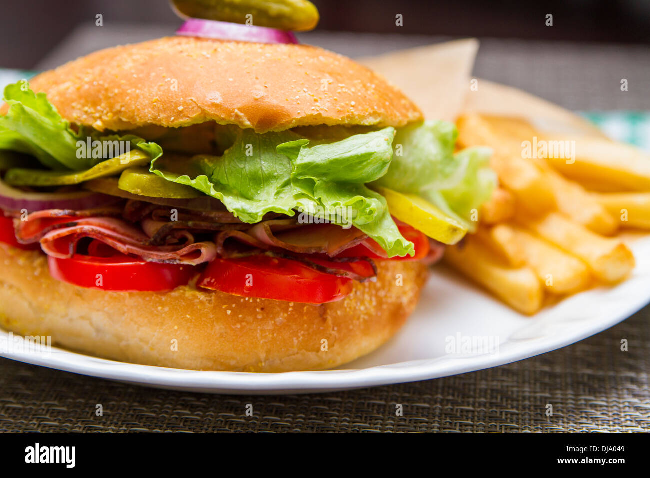 Roastbeef-Sandwich mit Pommes Frites. Stockfoto