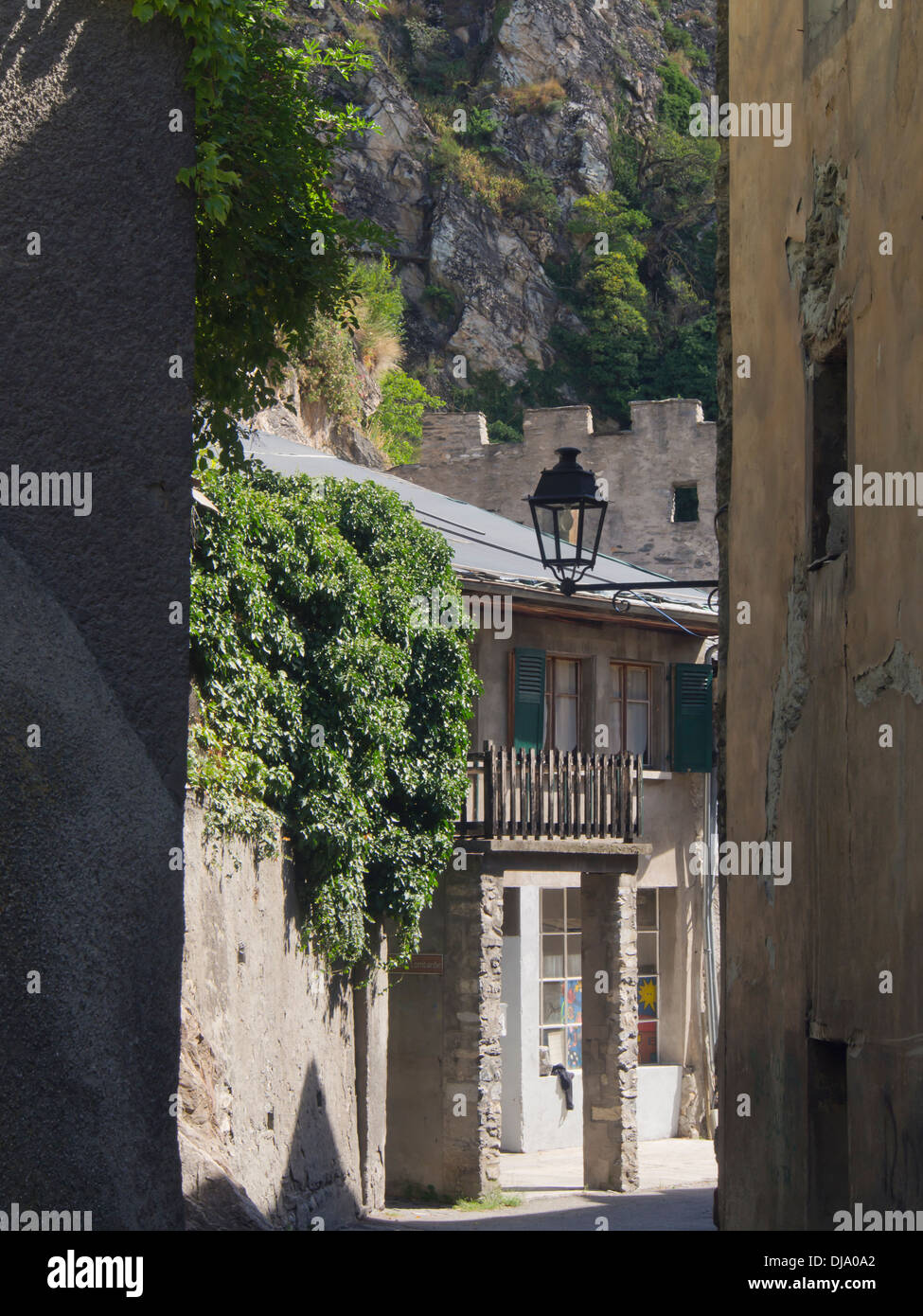 Straße Gasse und alte Häuser in der Schweizer Stadt Sion Stockfoto