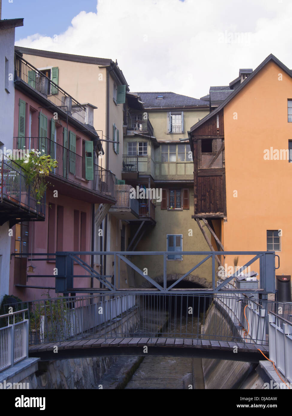 Kanal / Fluss, Stege und der Rückseite der bunten alten Häuser in der Schweizer Stadt Sion Stockfoto