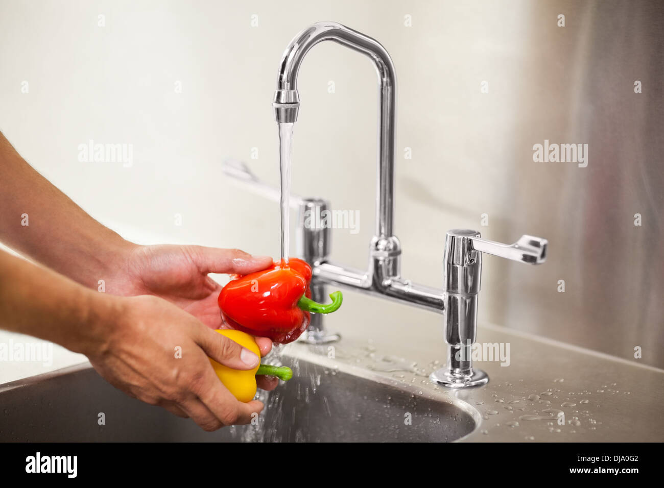 Küche Porter waschen Gemüse Stockfoto