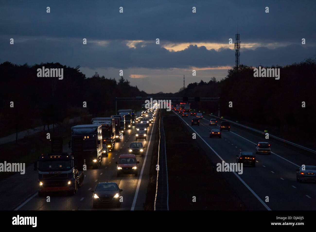 24 Stunden Verkehr bei der Autobahn A67 in den Niederlanden mit PKW und LKW (Richtung Deutschland) über den Fall der Nacht. Stockfoto
