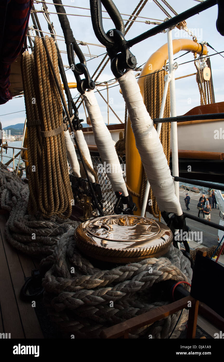 Europa, Italien, Ligurien, La Spezia, Schiff, Amerigo Vespucci, Schulschiff, Takelage, Rettungsboot, draußen, Tag, Meer, Stockfoto