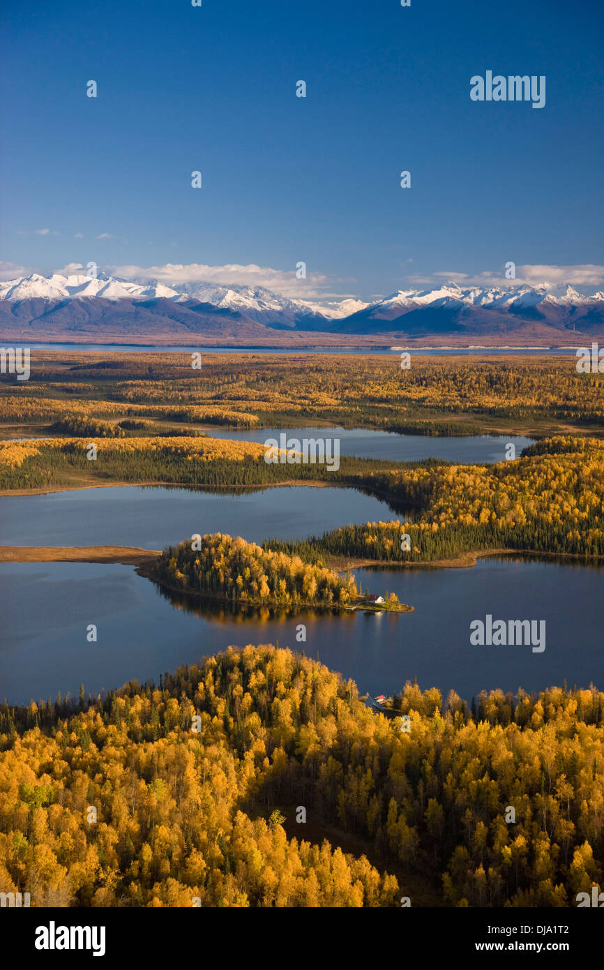 Die Seen und Birkenwälder an Punkt Mackenzie auf der gegenüberliegenden Seite der Knik Arm. Die Chugach Mountains im Hintergrund. Alaska Stockfoto