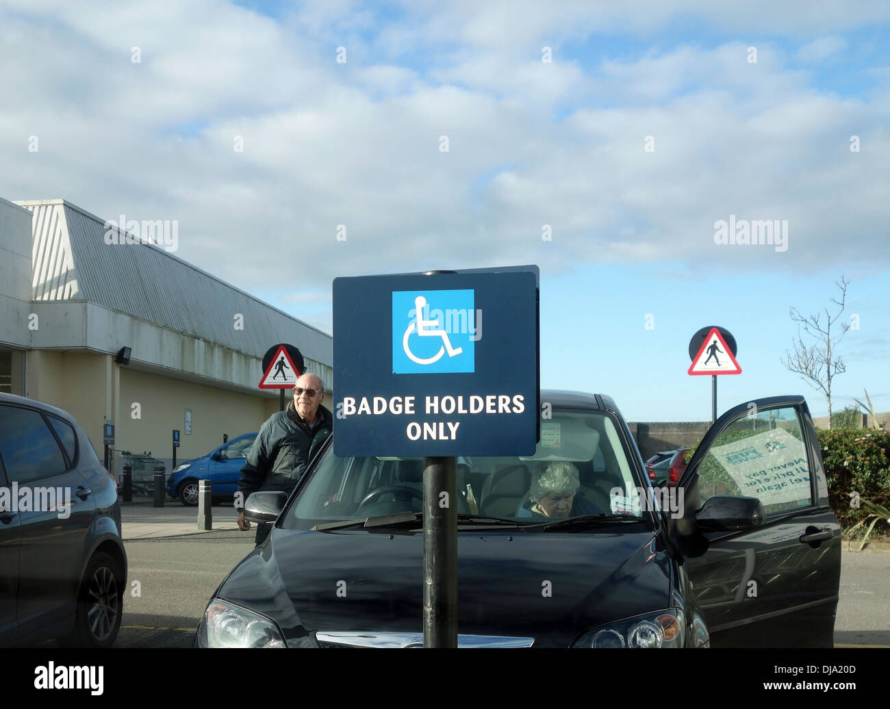 Ein Auto geparkt in einer Parkzone blue-Badge für behinderte Autofahrer Stockfoto