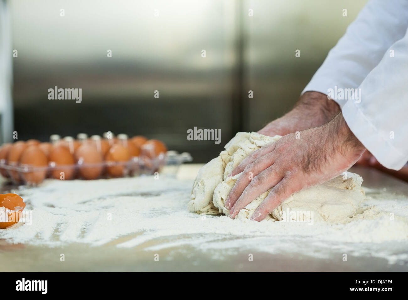 Nahaufnahme von Bäcker Teig vorbereiten Stockfoto