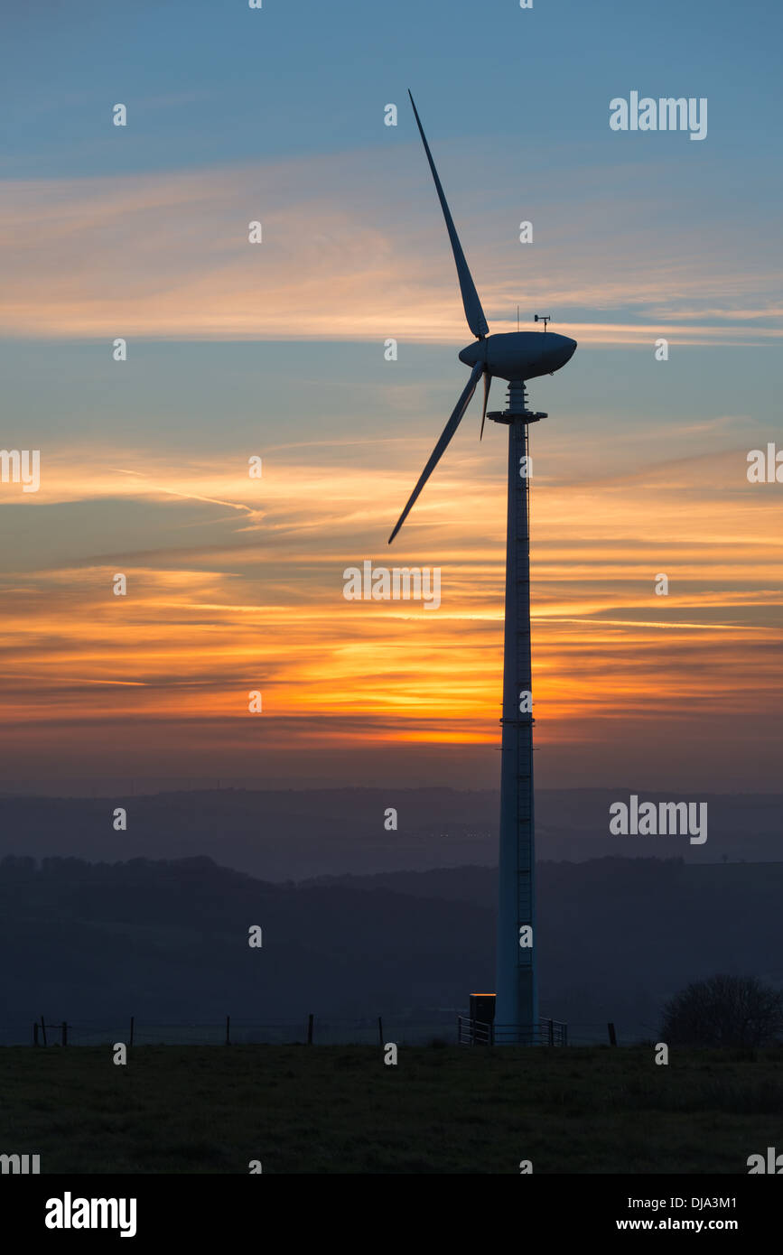 eine Windkraftanlage im Gebiet von natürlicher Schönheit bei Sonnenuntergang Stockfoto