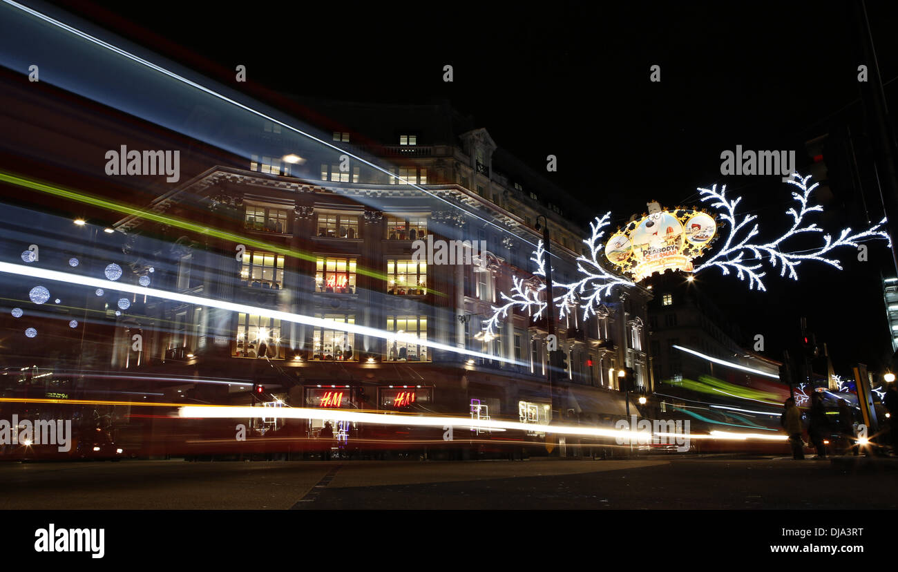 London, Großbritannien. 25. November 2013. Ein Überblick über die Weihnachtsbeleuchtung wird am Oxford Circus in London, England, am 25. November 2013 gesehen. Bildnachweis: Wang Lili/Xinhua/Alamy Live-Nachrichten Stockfoto