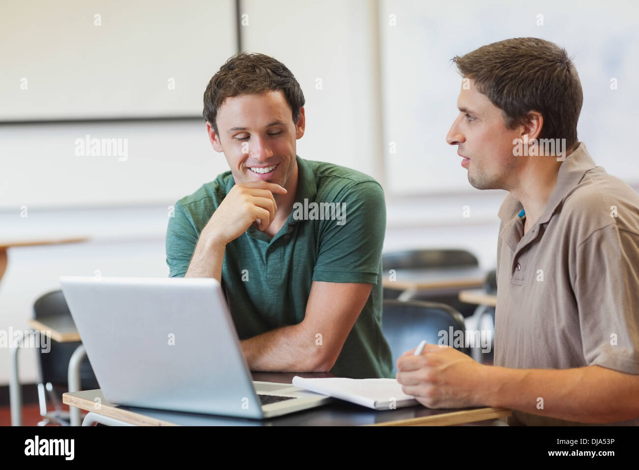 Zwei attraktive ältere Studierende lernen beim Sitzen im Klassenzimmer Stockfoto
