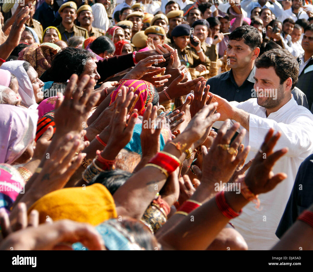 Puskar, Indien. 25. November 2013. Indian Congress Party Vice President Rahul Gandhi (R) trifft sich mit Anhängern nach einer öffentlichen Sitzung vor Wahlen in Pushkar Rajasthan Versammlung 25. November 2013. Bildnachweis: Xinhua/Alamy Live-Nachrichten Stockfoto