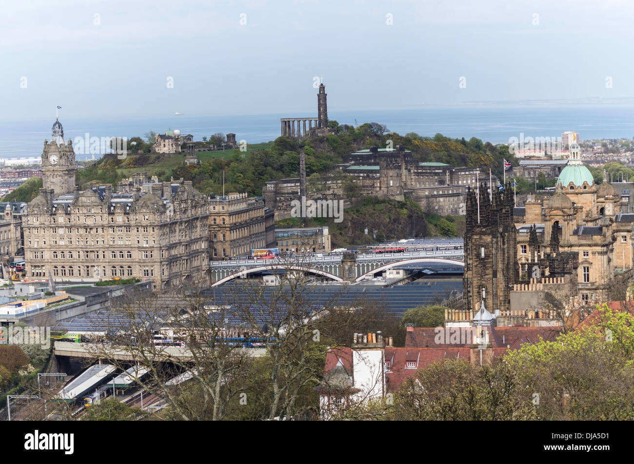 Bahnhof Waverley und Clock Tower in Edinburgh. Dies ist das Balmoral Hotel mit Sightseeing-Busse, Züge unten Stockfoto