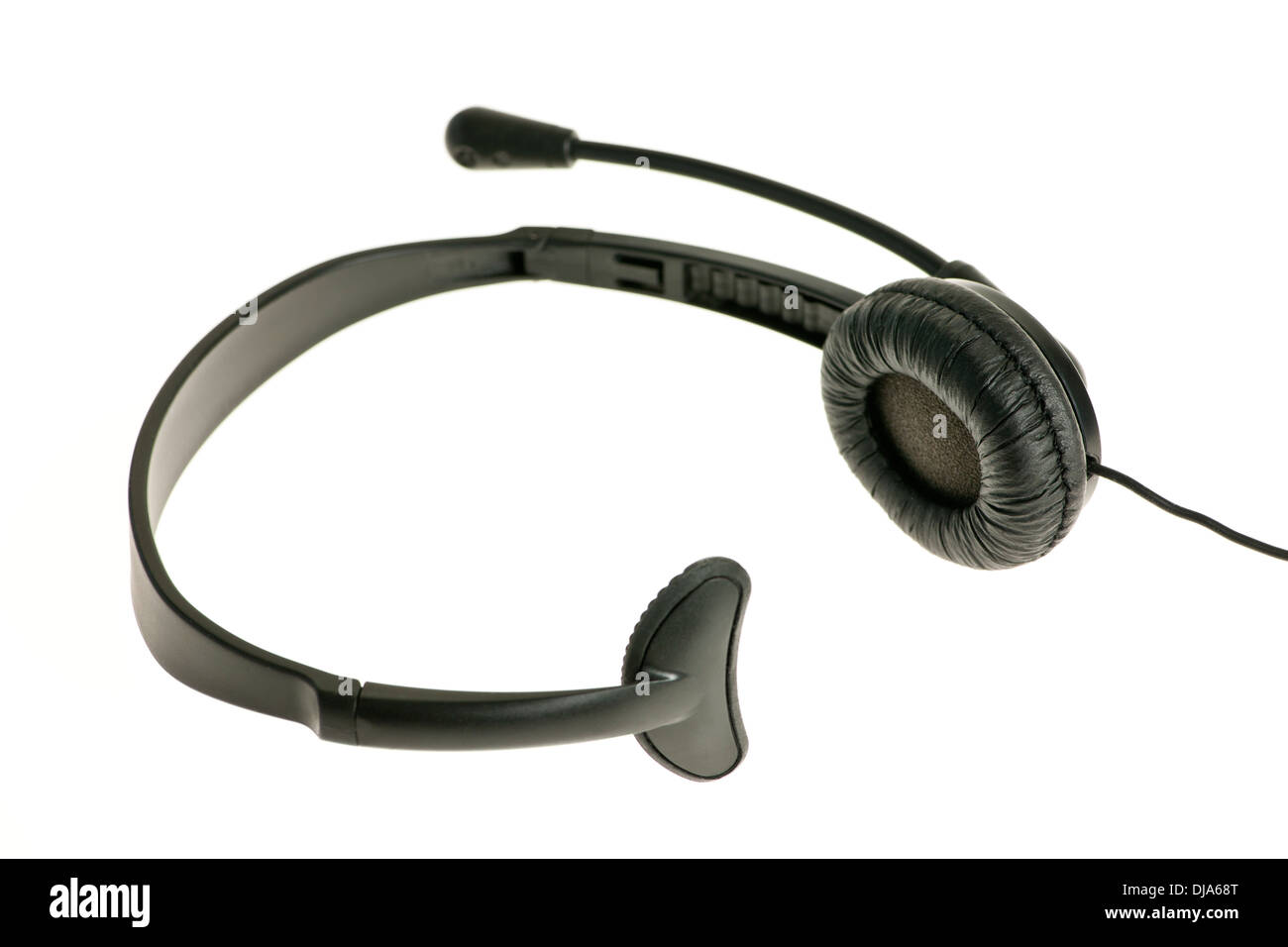 Schwarze Kopfhörer mit einem Hörer und Mikrofon isoliert auf weißem Hintergrund Stockfoto