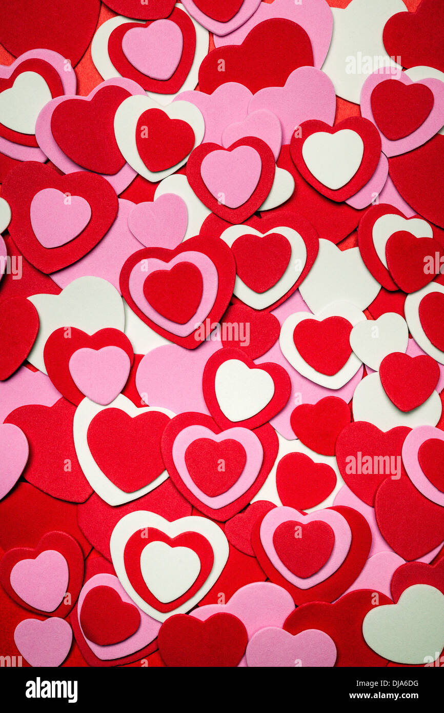 Herzen Hintergrund zum Valentinstag gemacht mit rosa und roten Herzen Stockfoto