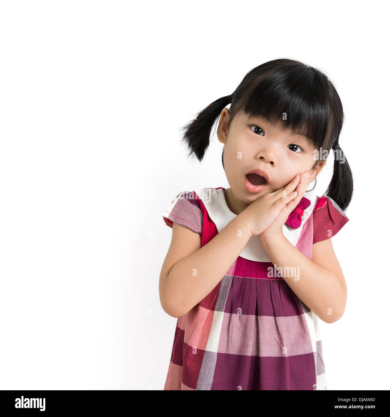 Porträt von kleine Asiatin auf weißem Hintergrund Stockfoto