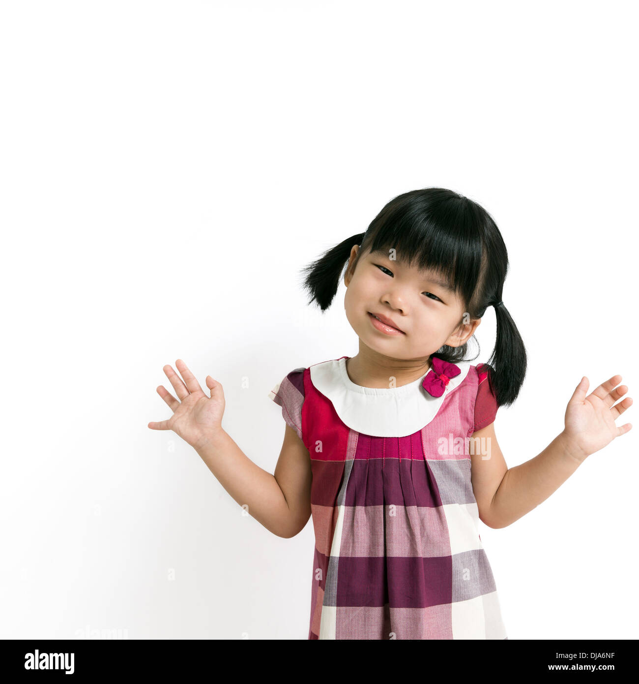 Kleine Asiatin posiert mit ihren Händen in der Luft Stockfoto