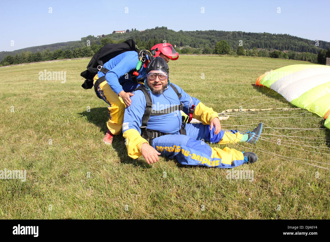 Senior Fallschirmspringer Landete Speichern Nachdem Ein Lustiges Skydive Sprung Mit Seinem Fallschirm Auf Einem Rasen Feld Und Er Ist Sehr Glucklich Stockfotografie Alamy