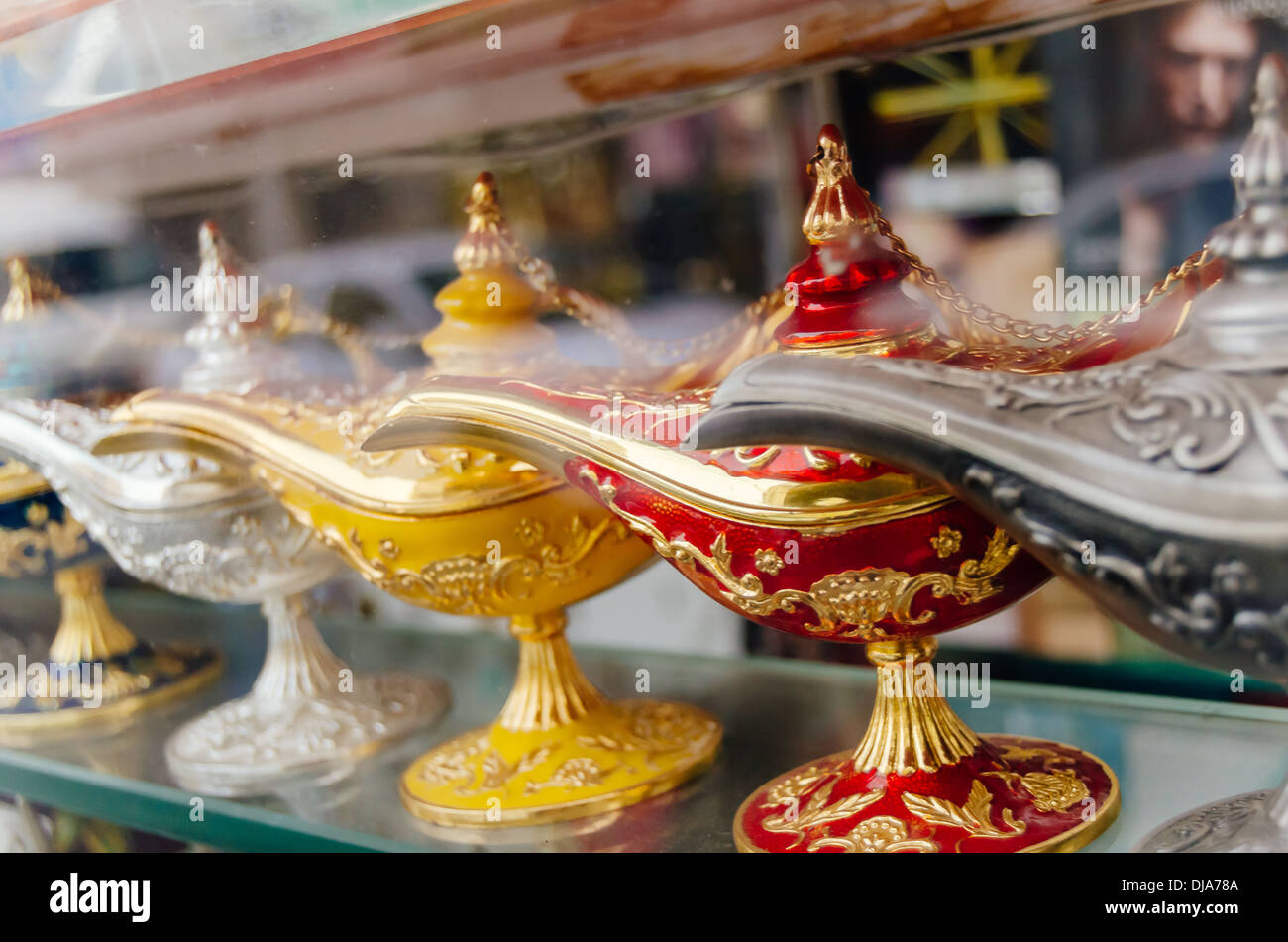 Bunte Aladdin Lampen und zum Verkauf im Souvenir-Shop in Deira. Dubai, Vereinigte Arabische Emirate. Stockfoto