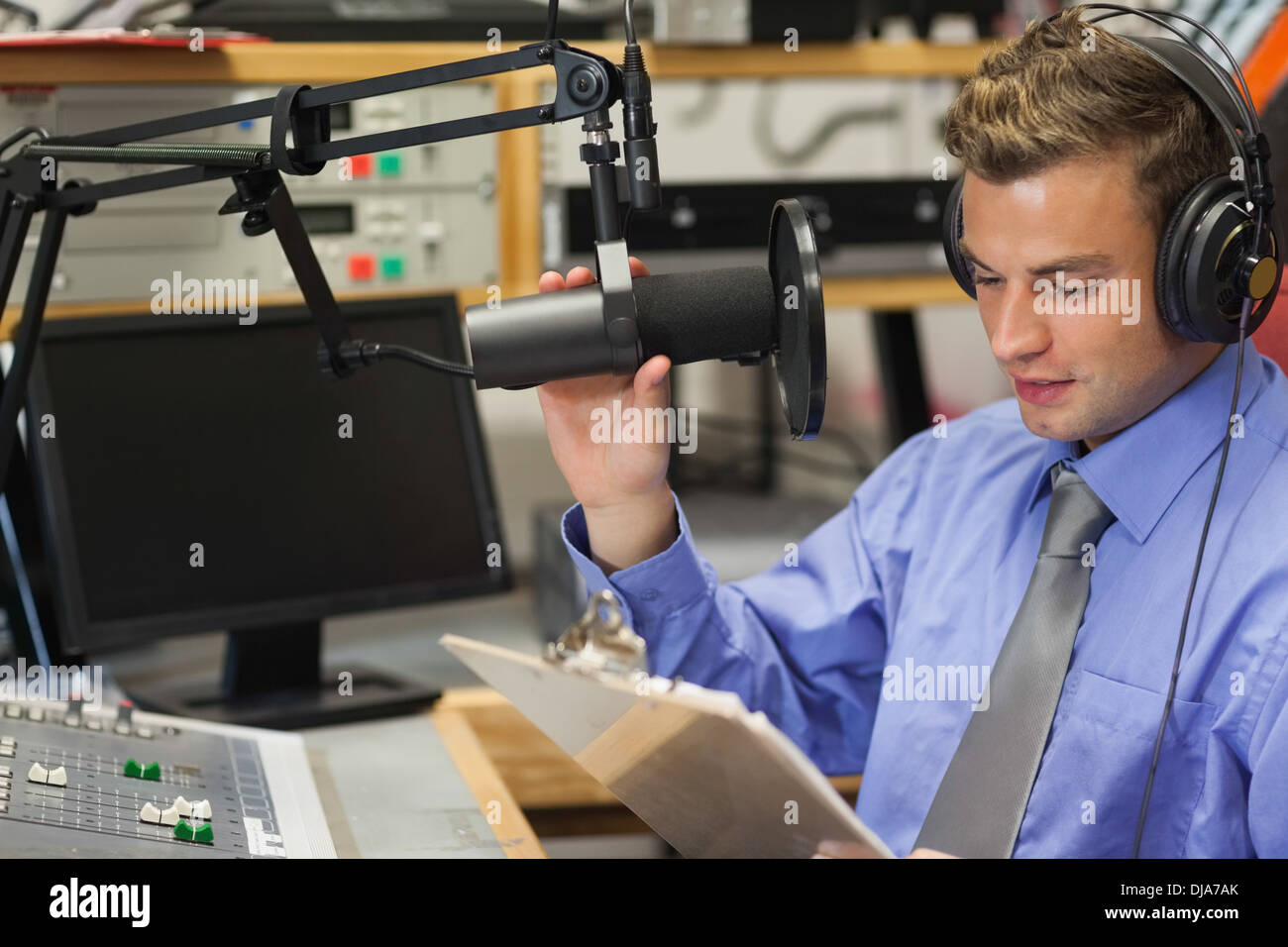 Gut gekleidete fokussierte Radiomoderator Moderation Stockfoto