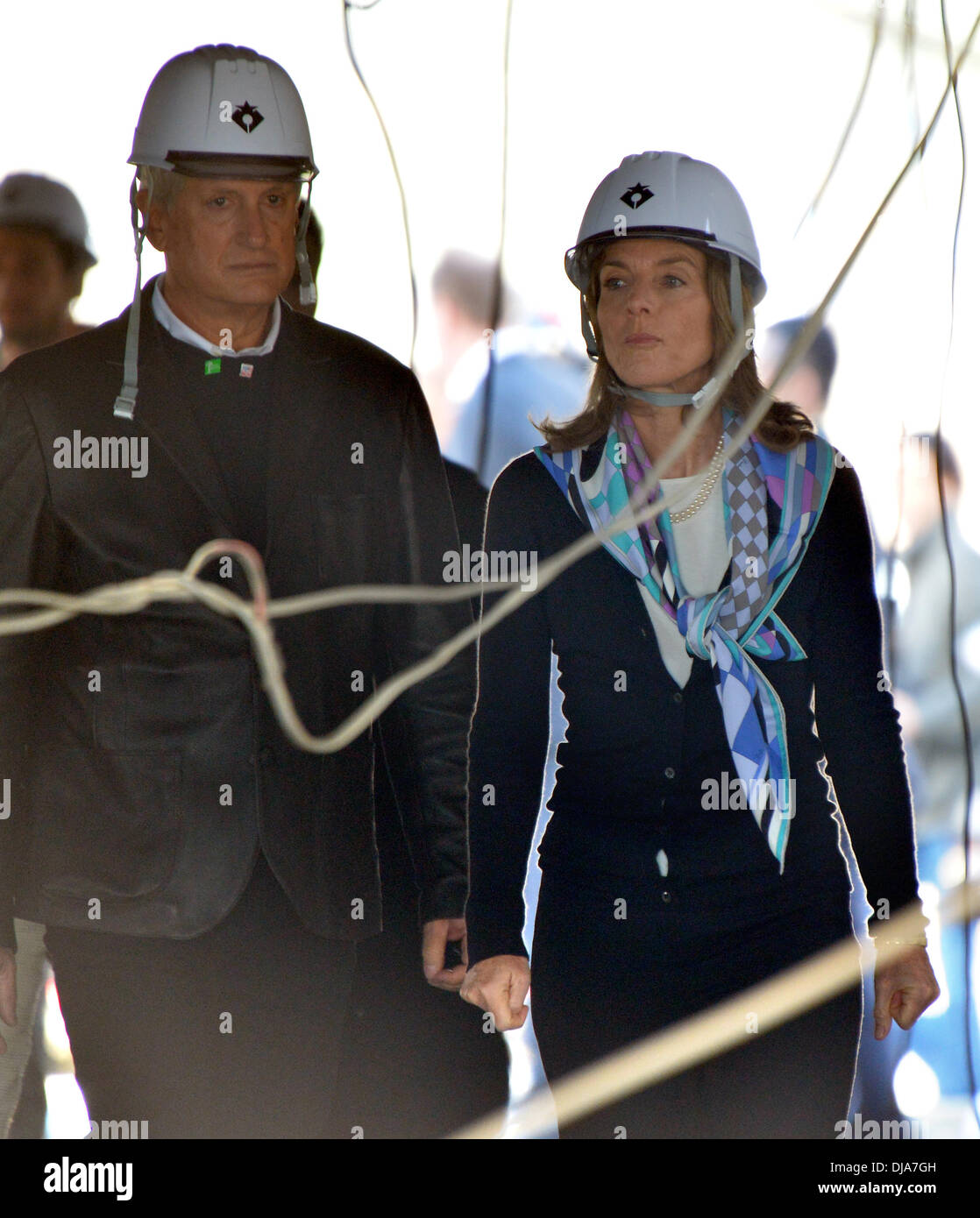 Rikuzentakata, Japan. 26. November 2013. Einen harten Hut, US-Botschafter in Japan Caroline Kennedy, begleitet von ihrem Ehemann Dr. Edward Schlossberg, bekommt links, bei ihrem Besuch in einem ausgenommene Gebäude noch stehen nach dem März 2011 Katastrophe während ihres Besuchs in Rikuzentakata, Präfektur Iwate, Nordosten Japans am Dienstag, den 26. November briefing. Kennedy, die Tochter des ehemaligen Präsidenten John F. Kennedy, die ihr Amt, als erste weibliche US-Gesandter nach Japan übernommen hat, eingewickelt ihr 2-Tagestour zum Bereich hart getroffen von der 11. März 2011, Erdbeben und Tsunami. (Foto von Natsuki Sakai/AFL Stockfoto Rikuzentakata, Japan. 26. November 2013. Einen harten Hut, US-Botschafter in Japan Caroline Kennedy, begleitet von ihrem Ehemann Dr. Edward Schlossberg, bekommt links, bei ihrem Besuch in einem ausgenommene Gebäude noch stehen nach dem März 2011 Katastrophe während ihres Besuchs in Rikuzentakata, Präfektur Iwate, Nordosten Japans am Dienstag, den 26. November briefing. Kennedy, die Tochter des ehemaligen Präsidenten John F. Kennedy, die ihr Amt, als erste weibliche US-Gesandter nach Japan übernommen hat, eingewickelt ihr 2-Tagestour zum Bereich hart getroffen von der 11. März 2011, Erdbeben und Tsunami. (Foto von Natsuki Sakai/AFL Stockfoto
