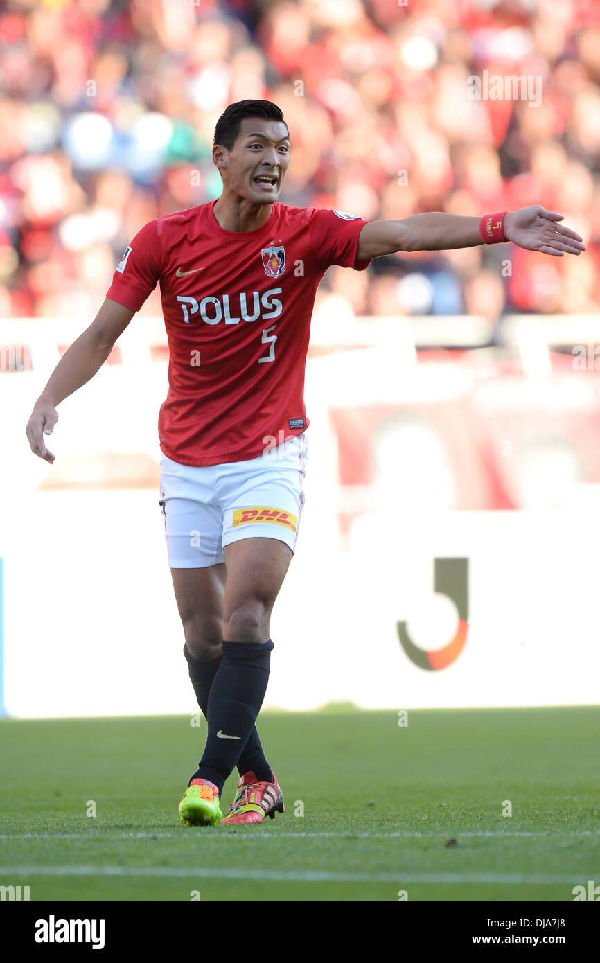 Saitama Stadium 2002, Saitama, Japan. 23. November 2013. Tomoaki Makino (rot), 23. November 2013 - Fußball / Fußball: 2013 J.League Division 1 match zwischen Urawa Reds 1-3 Kawasaki Frontale in Saitama Stadium 2002, Saitama, Japan. © AFLO/Alamy Live-Nachrichten Stockfoto