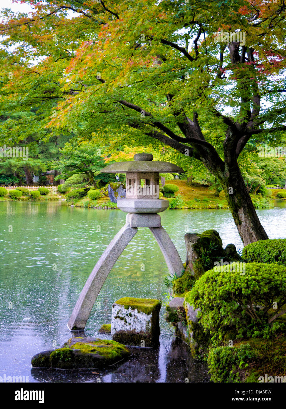 Die berühmten Steinlaterne, die das Herzstück des Kenrokuen, eines Japans drei besten traditionellen Gärten ist. Stockfoto