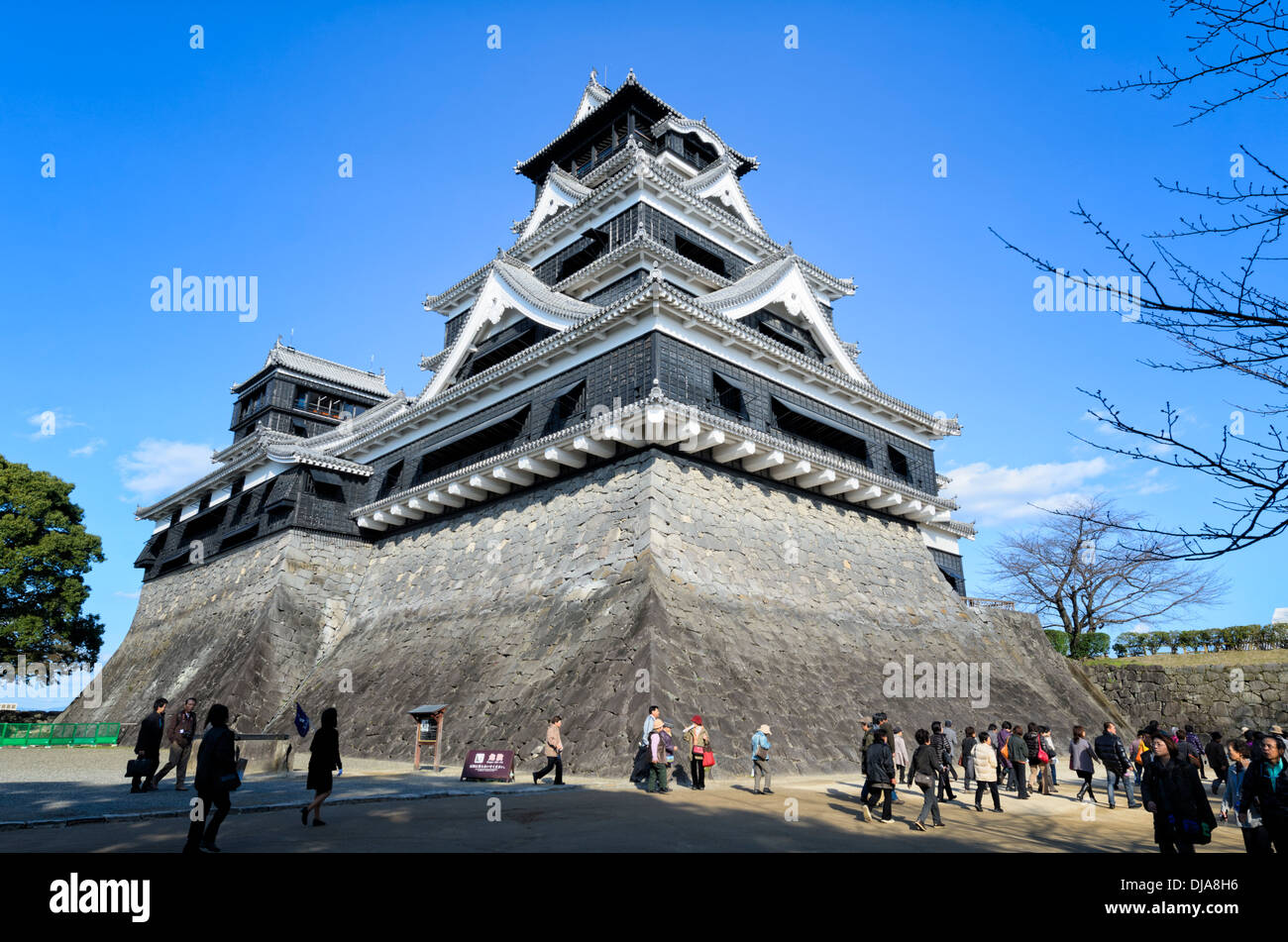 Verteidigung aus der Ära der Samurai in Japan: eine große, imposante japanische Burg mit sehr starken, undurchdringlichen Mauern Stockfoto