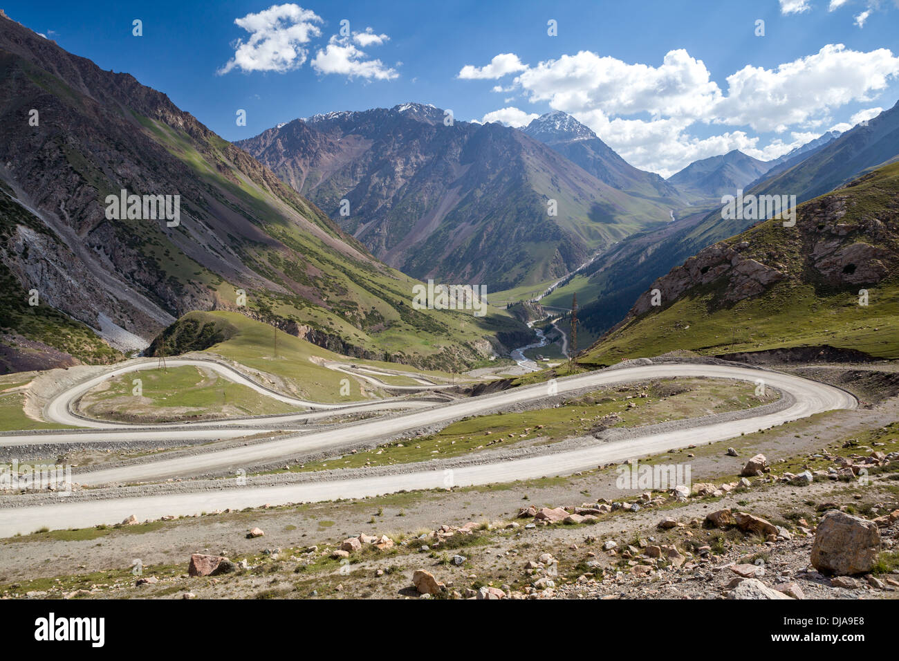 Kurvenreiche Straße im Tien-Shan-Gebirge Stockfoto