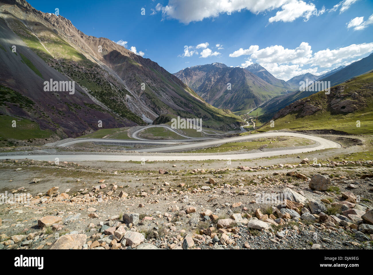 Straße nach Sary-Moinok Pass. Kirgisistan Stockfoto