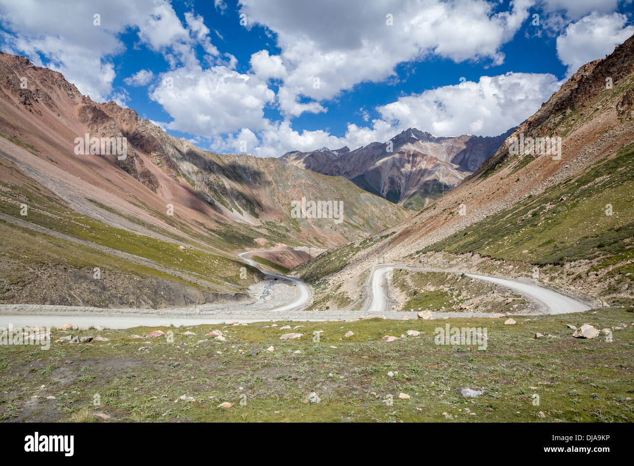 Straße in Richtung zum Barskoon Pass. Kirgistan Stockfoto